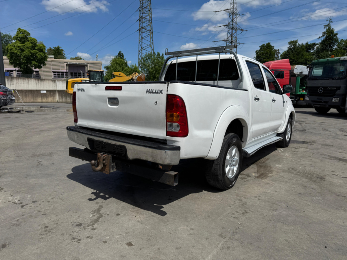 TOYOTA Hilux 3.0D 4WD - Pick-up: photos 5 TOYOTA Hilux 3.0D 4WD - Pick-up: photos 5