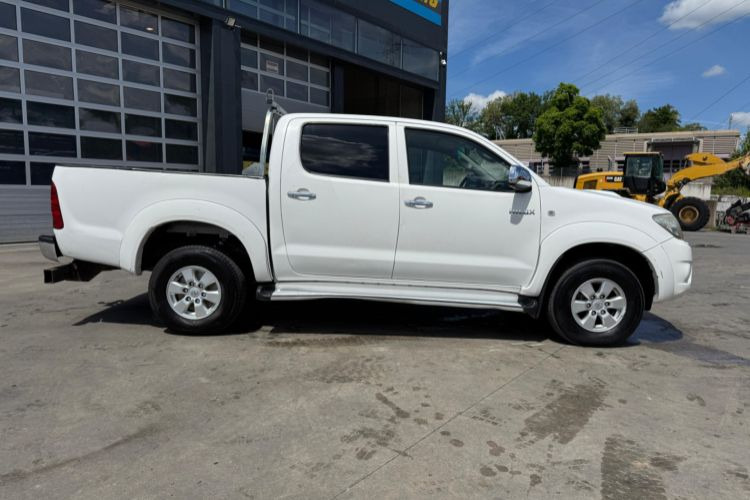 Toyota Hilux 3.0D 4WD - Véhicule utilitaire: photos 4 Toyota Hilux 3.0D 4WD - Véhicule utilitaire: photos 4