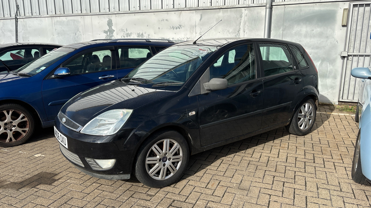 FORD FIESTA 1.6 GHIA - Voiture à hayon: photos 2 FORD FIESTA 1.6 GHIA - Voiture à hayon: photos 2