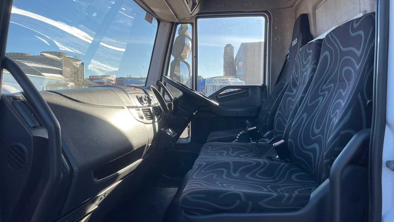 Camion à rideaux coulissants IVECO EUROCARGO 75E16: photos 15 Camion à rideaux coulissants IVECO EUROCARGO 75E16: photos 15