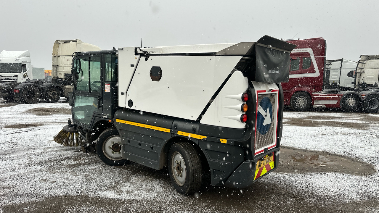 SCHMIDT SWINGO 200 - Balayeuse de voirie: photos 3 SCHMIDT SWINGO 200 - Balayeuse de voirie: photos 3