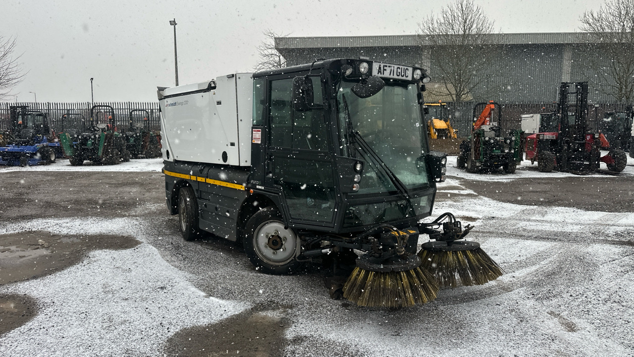 SCHMIDT SWINGO 200 - Balayeuse de voirie: photos 1 SCHMIDT SWINGO 200 - Balayeuse de voirie: photos 1