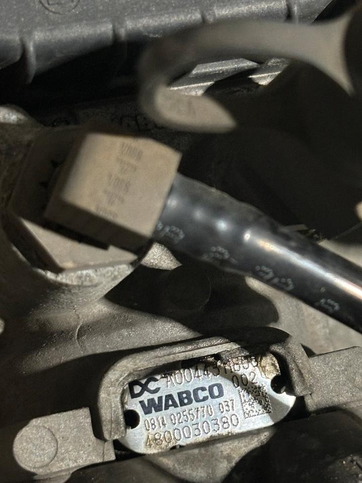 Atego 4 EU6 WABCO Fußbremsventil / Bremsventil A0044311806 - Valve de frein pour Camion: photos 3 Atego 4 EU6 WABCO Fußbremsventil / Bremsventil A0044311806 - Valve de frein pour Camion: photos 3