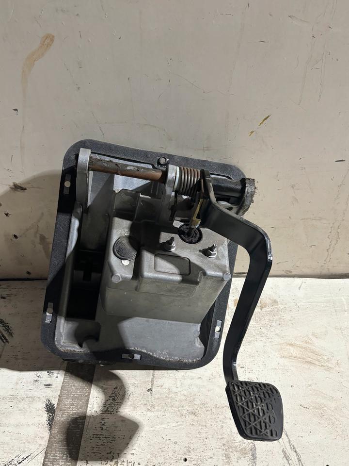 Atego 4 EU6 WABCO Fußbremsventil / Bremsventil A0044311806 - Valve de frein pour Camion: photos 2 Atego 4 EU6 WABCO Fußbremsventil / Bremsventil A0044311806 - Valve de frein pour Camion: photos 2