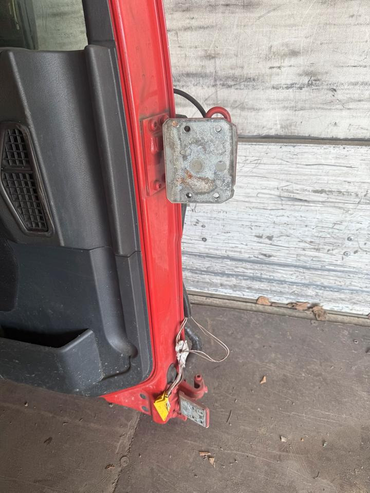 MAN TGM Fahrertür Rot Spiegel Innenverkleidung LN 65 - Portière et pièces pour Camion: photos 3 MAN TGM Fahrertür Rot Spiegel Innenverkleidung LN 65 - Portière et pièces pour Camion: photos 3