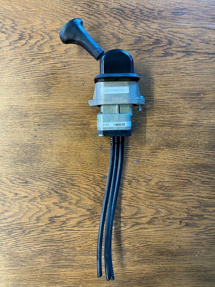 Mercedes Actros MP2 Handknorrbremse A 000 420 01 84 - Levier de vitesse pour Camion: photos 1 Mercedes Actros MP2 Handknorrbremse A 000 420 01 84 - Levier de vitesse pour Camion: photos 1