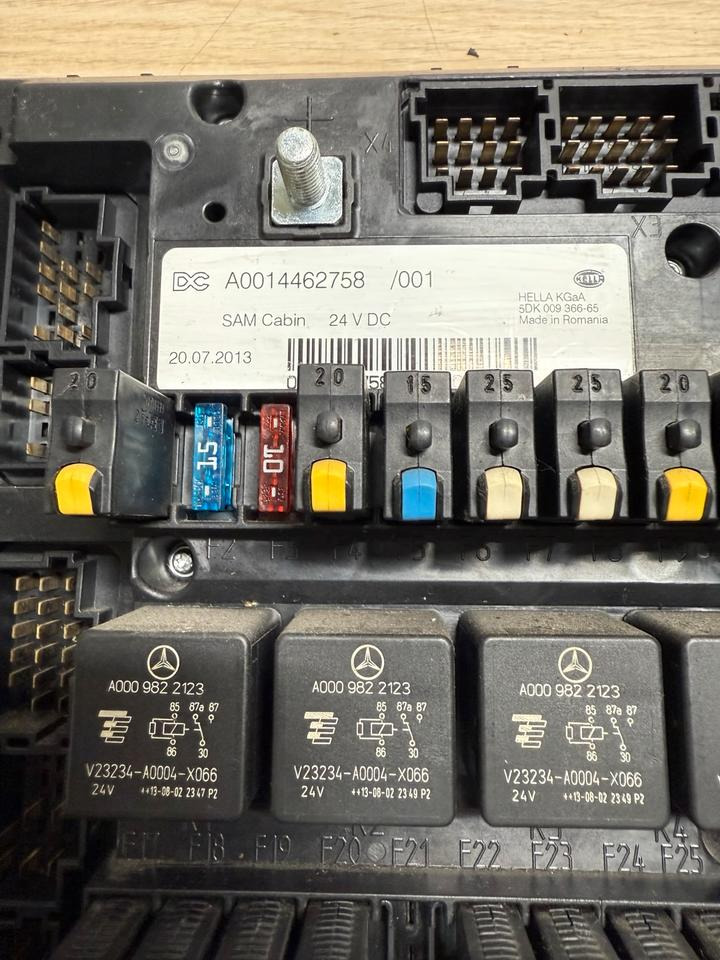 Mercedes Actros MP4 SAM Cabin Sicherungskasten A0014462758 - Fusible: photos 3 Mercedes Actros MP4 SAM Cabin Sicherungskasten A0014462758 - Fusible: photos 3