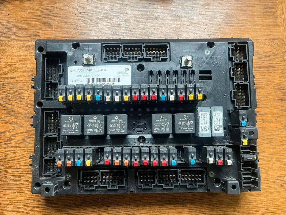 Mercedes Actros MP4 SAM Cabin Sicherungskasten A0014465158 - Fusible pour Camion: photos 1 Mercedes Actros MP4 SAM Cabin Sicherungskasten A0014465158 - Fusible pour Camion: photos 1
