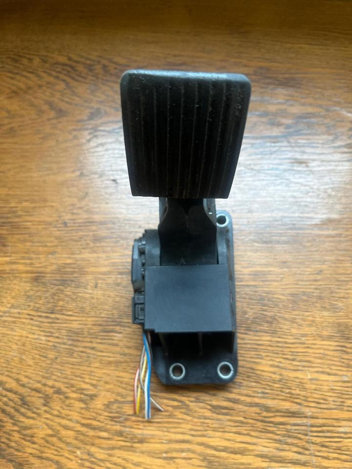 Mercedes Atego Gaspedal A9403000004 - Pédale pour Camion: photos 4 Mercedes Atego Gaspedal A9403000004 - Pédale pour Camion: photos 4