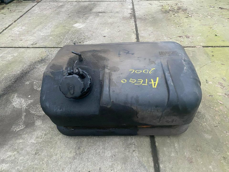 Mercedes Atego Tank Tankbehälter A 9704711501, A9704711201 - Réservoir de carburant pour Camion: photos 1 Mercedes Atego Tank Tankbehälter A 9704711501, A9704711201 - Réservoir de carburant pour Camion: photos 1