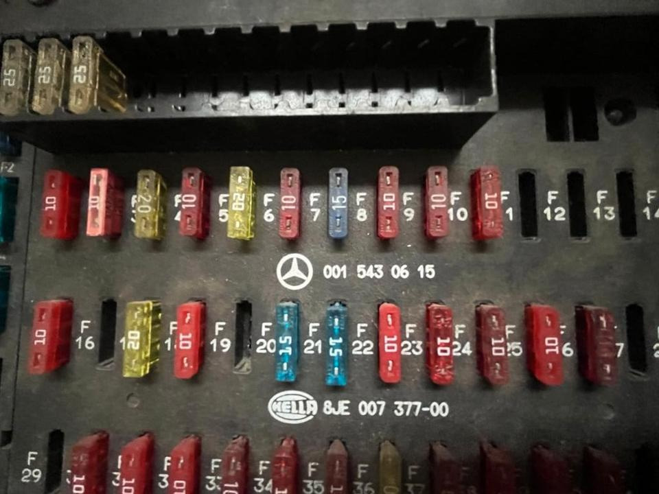 Mercedes Benz Actros Sicherungskasten 0015430615 - Fusible pour Camion: photos 2 Mercedes Benz Actros Sicherungskasten 0015430615 - Fusible pour Camion: photos 2