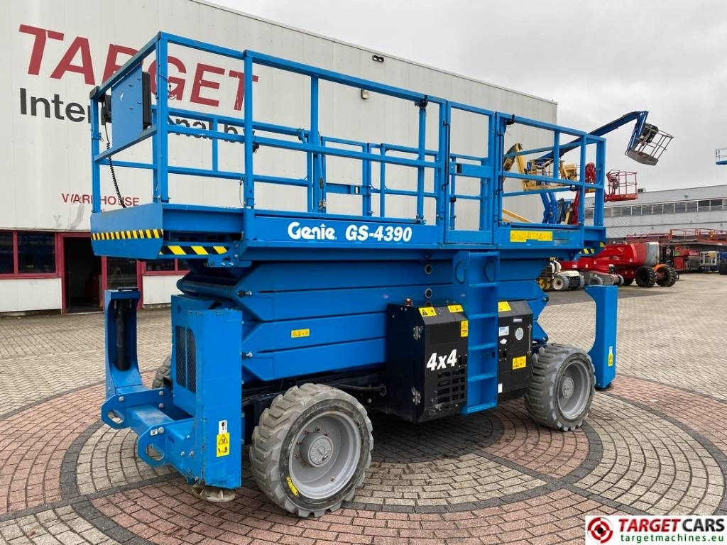 Genie GS-4390 RT LPG 4x4 Scissor Work Lift 1511cm - Nacelle ciseaux: photos 1 Genie GS-4390 RT LPG 4x4 Scissor Work Lift 1511cm - Nacelle ciseaux: photos 1