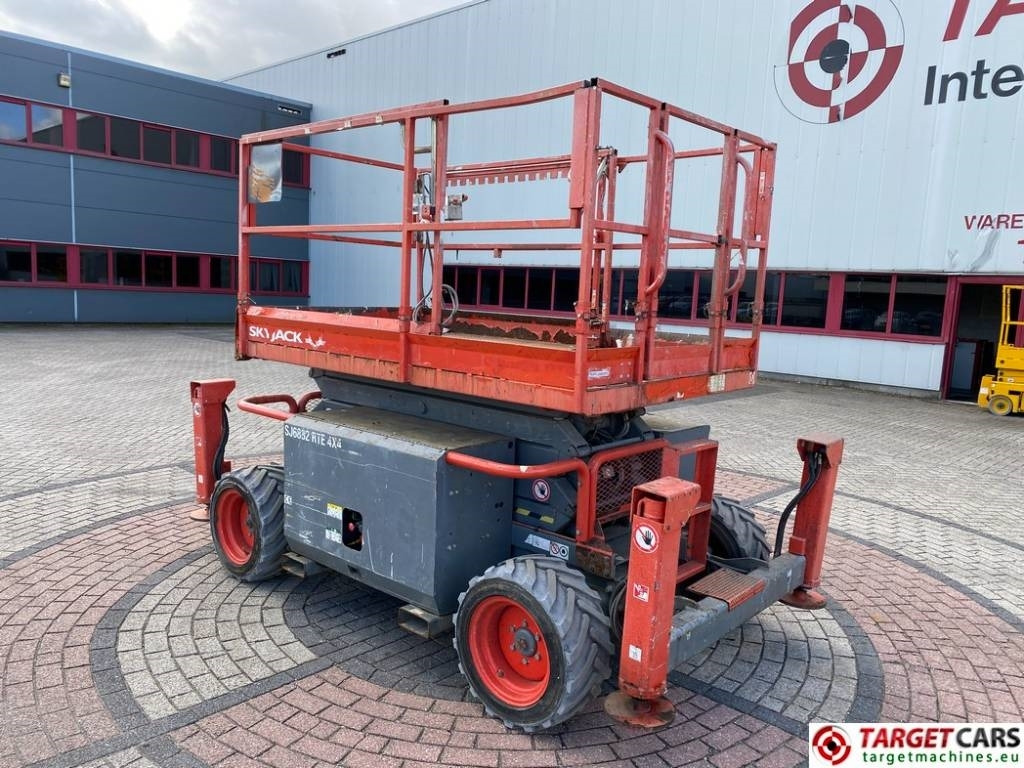 SkyJack SJ6832 RTE Electric 4x4 Scissor Work Lift 1175cm - Nacelle ciseaux: photos 4 SkyJack SJ6832 RTE Electric 4x4 Scissor Work Lift 1175cm - Nacelle ciseaux: photos 4