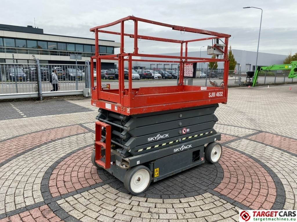 SkyJack SJIII-4632 Electric 4632 Scissor Work Lift 1170cm  - Nacelle ciseaux: photos 3 SkyJack SJIII-4632 Electric 4632 Scissor Work Lift 1170cm  - Nacelle ciseaux: photos 3