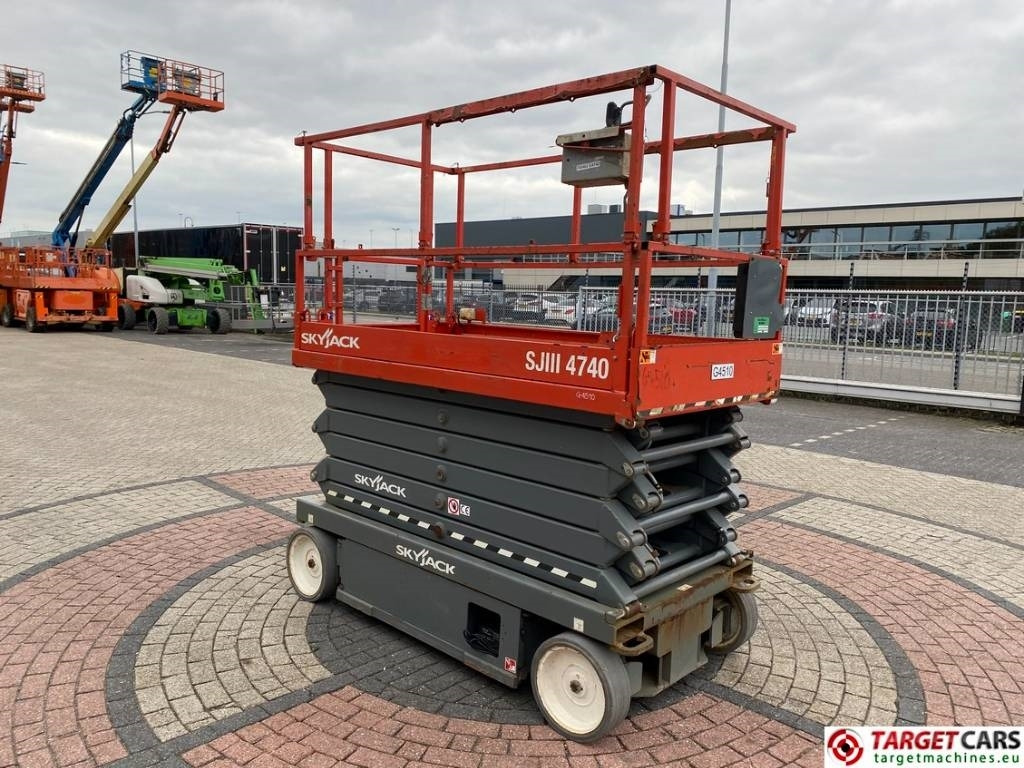 SkyJack SJIII-4740 Electric 4740 Scissor Work Lift 1380cm - Nacelle ciseaux: photos 2 SkyJack SJIII-4740 Electric 4740 Scissor Work Lift 1380cm - Nacelle ciseaux: photos 2