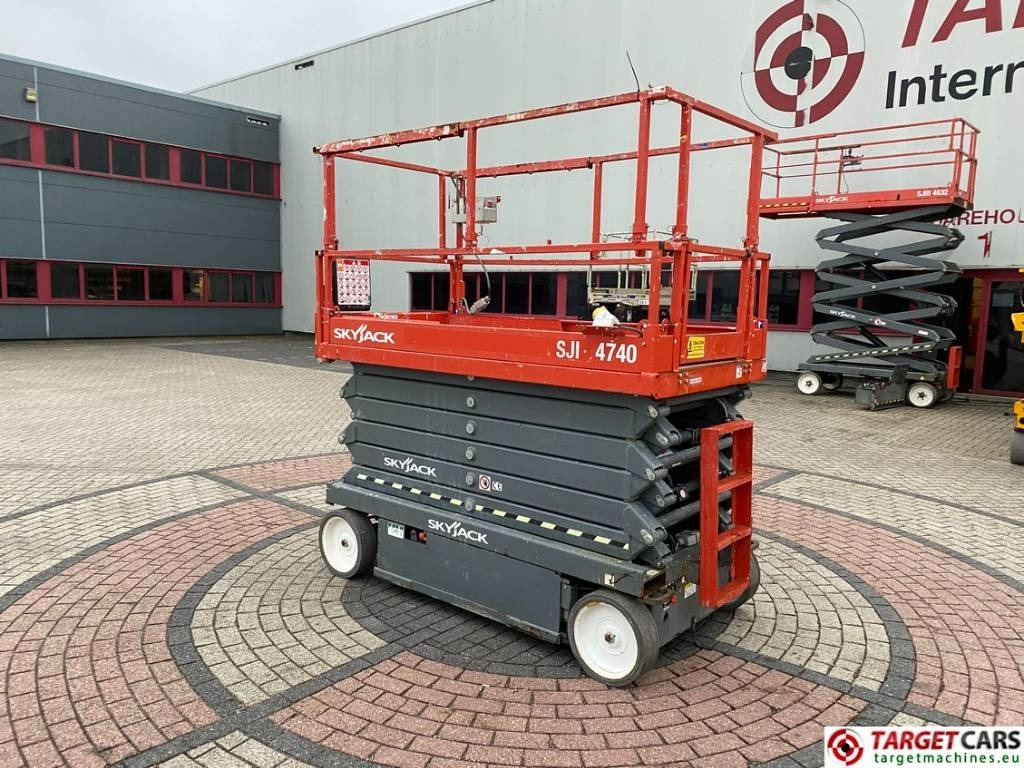SkyJack SJIII-4740 Electric 4740 Scissor Work Lift 1380cm - Nacelle ciseaux: photos 4 SkyJack SJIII-4740 Electric 4740 Scissor Work Lift 1380cm - Nacelle ciseaux: photos 4