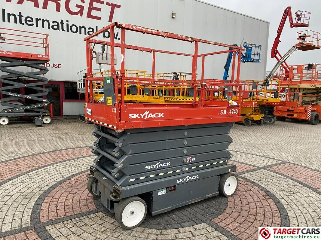 SkyJack SJIII-4740 Electric 4740 Scissor Work Lift 1380cm - Nacelle ciseaux: photos 1 SkyJack SJIII-4740 Electric 4740 Scissor Work Lift 1380cm - Nacelle ciseaux: photos 1