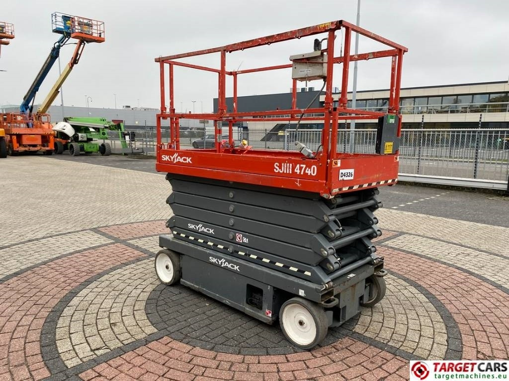 SkyJack SJIII-4740 Electric 4740 Scissor Work Lift 1380cm - Nacelle ciseaux: photos 2 SkyJack SJIII-4740 Electric 4740 Scissor Work Lift 1380cm - Nacelle ciseaux: photos 2