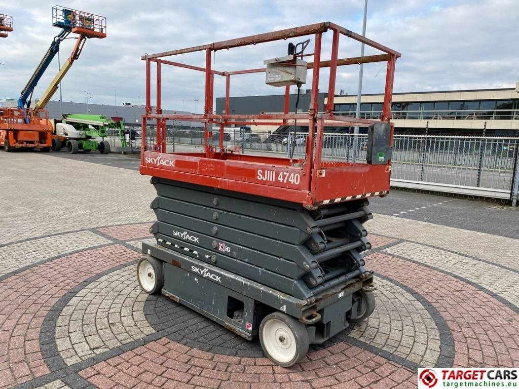 SkyJack SJIII-4740 Electric 4740 Scissor Work Lift 1380cm - Nacelle ciseaux: photos 2 SkyJack SJIII-4740 Electric 4740 Scissor Work Lift 1380cm - Nacelle ciseaux: photos 2