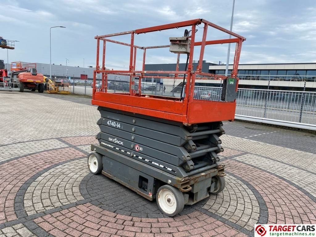 SkyJack SJIII-4740 Electric Scissor Work Lift 1380cm - Nacelle ciseaux: photos 2 SkyJack SJIII-4740 Electric Scissor Work Lift 1380cm - Nacelle ciseaux: photos 2