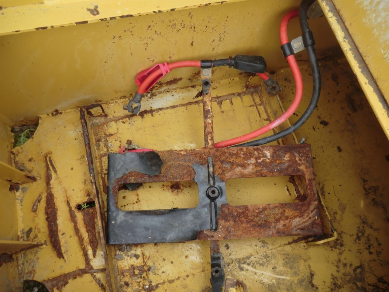 Caterpillar 735 Serbatotio olio idraulico, completo di porta batterie, quadro elettrico. - Réservoir hydraulique pour Engins de chantier: photos 5 Caterpillar 735 Serbatotio olio idraulico, completo di porta batterie, quadro elettrico. - Réservoir hydraulique pour Engins de chantier: photos 5