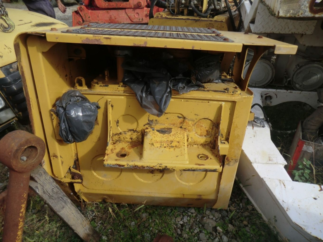Caterpillar 735 Serbatotio olio idraulico, completo di porta batterie, quadro elettrico. - Réservoir hydraulique pour Engins de chantier: photos 2 Caterpillar 735 Serbatotio olio idraulico, completo di porta batterie, quadro elettrico. - Réservoir hydraulique pour Engins de chantier: photos 2