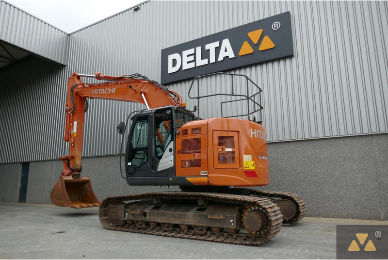 Hitachi ZX225USLC-6 - Pelle sur chenille: photos 4 Hitachi ZX225USLC-6 - Pelle sur chenille: photos 4