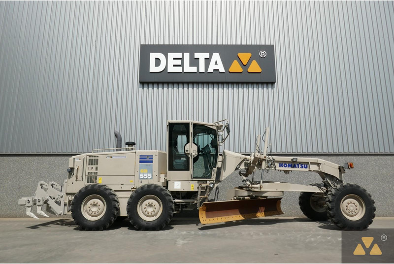 Komatsu GD555-5 Ex-army - Niveleuse: photos 2 Komatsu GD555-5 Ex-army - Niveleuse: photos 2