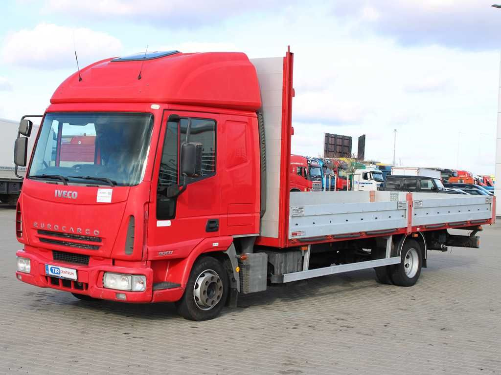 Iveco EUROCARGO ML 90E17, EURO 3, PNEU 80% - Camion à rideaux coulissants: photos 1 Iveco EUROCARGO ML 90E17, EURO 3, PNEU 80% - Camion à rideaux coulissants: photos 1