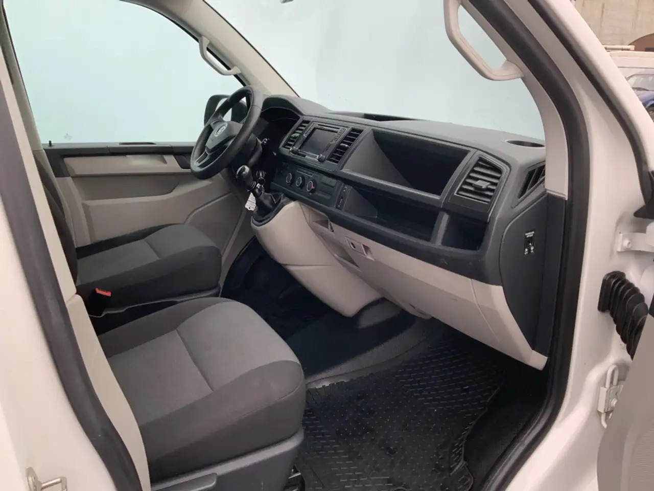 Volkswagen T6 Transporter 2.0 TDI L1H1 Comfortline Airco Navi Trekhaak 2200 - Fourgon utilitaire: photos 5 Volkswagen T6 Transporter 2.0 TDI L1H1 Comfortline Airco Navi Trekhaak 2200 - Fourgon utilitaire: photos 5