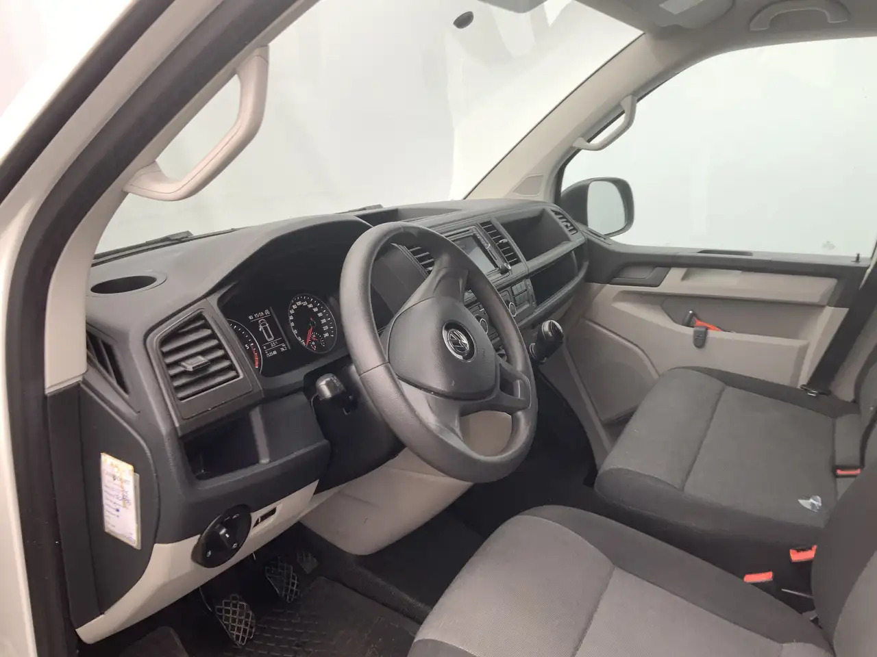 Volkswagen T6 Transporter 2.0 TDI L2H1 Airco Navi 3 Zits Alu Velg Euro 6 - Fourgon utilitaire: photos 5 Volkswagen T6 Transporter 2.0 TDI L2H1 Airco Navi 3 Zits Alu Velg Euro 6 - Fourgon utilitaire: photos 5