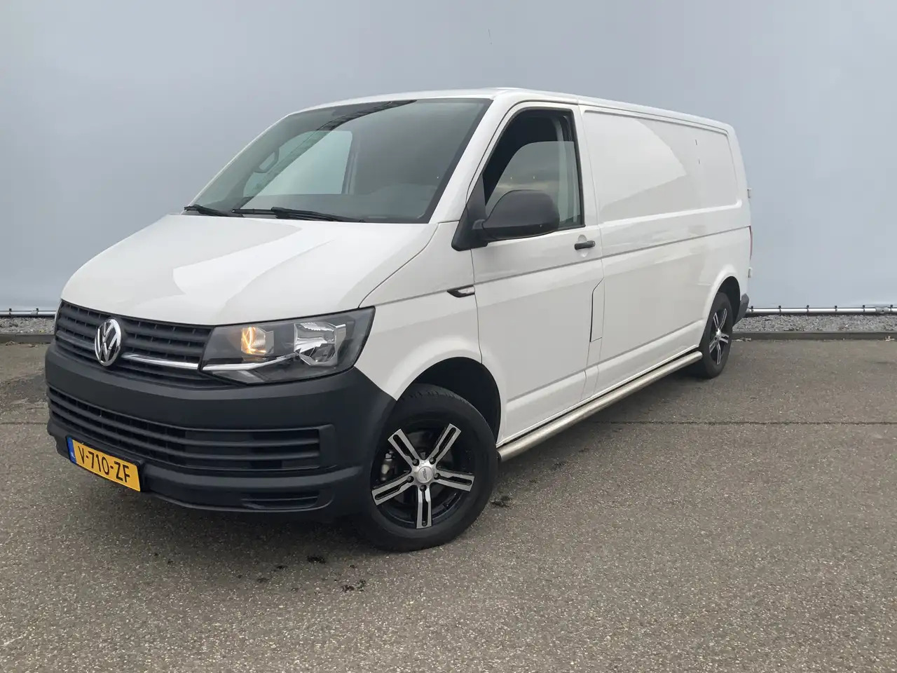 Volkswagen T6 Transporter 2.0 TDI L2H1 Airco Navi 3 Zits Alu Velg Euro 6 - Fourgon utilitaire: photos 1 Volkswagen T6 Transporter 2.0 TDI L2H1 Airco Navi 3 Zits Alu Velg Euro 6 - Fourgon utilitaire: photos 1