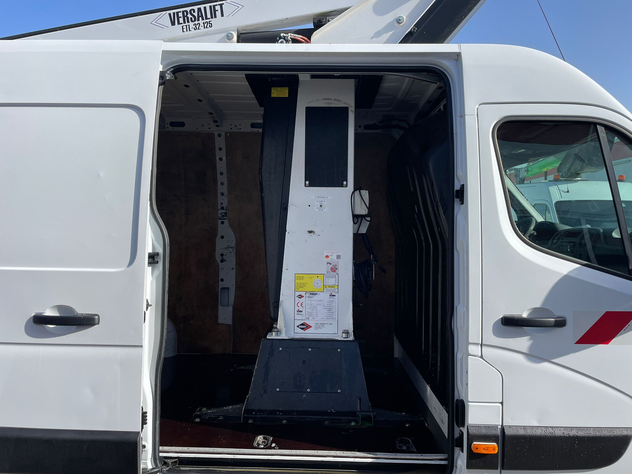 Camion avec nacelle Renault Master Hubarbeitsbühne Time Versalift ETL-32-125: photos 7 Camion avec nacelle Renault Master Hubarbeitsbühne Time Versalift ETL-32-125: photos 7