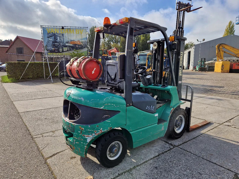 Maximal Nissan Zhejiang 2.5 ton LPG LOW HOURS - Chariot élévateur à gaz: photos 4 Maximal Nissan Zhejiang 2.5 ton LPG LOW HOURS - Chariot élévateur à gaz: photos 4