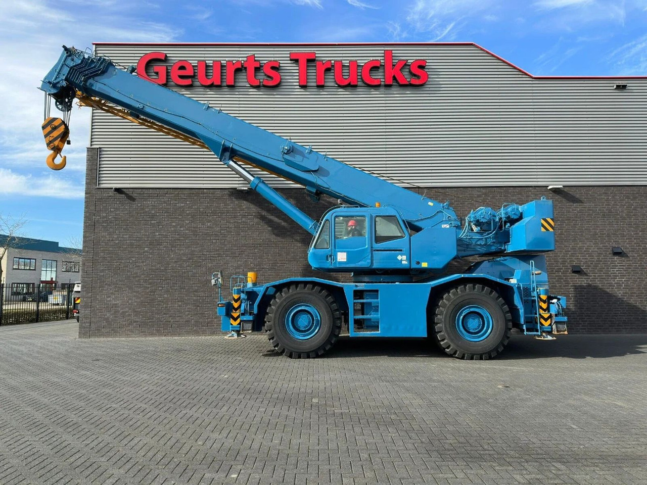 Tadano GR-700E-1-00211 + JIB ROUGH TERRAIN CRANE - Grue à tour: photos 1 Tadano GR-700E-1-00211 + JIB ROUGH TERRAIN CRANE - Grue à tour: photos 1