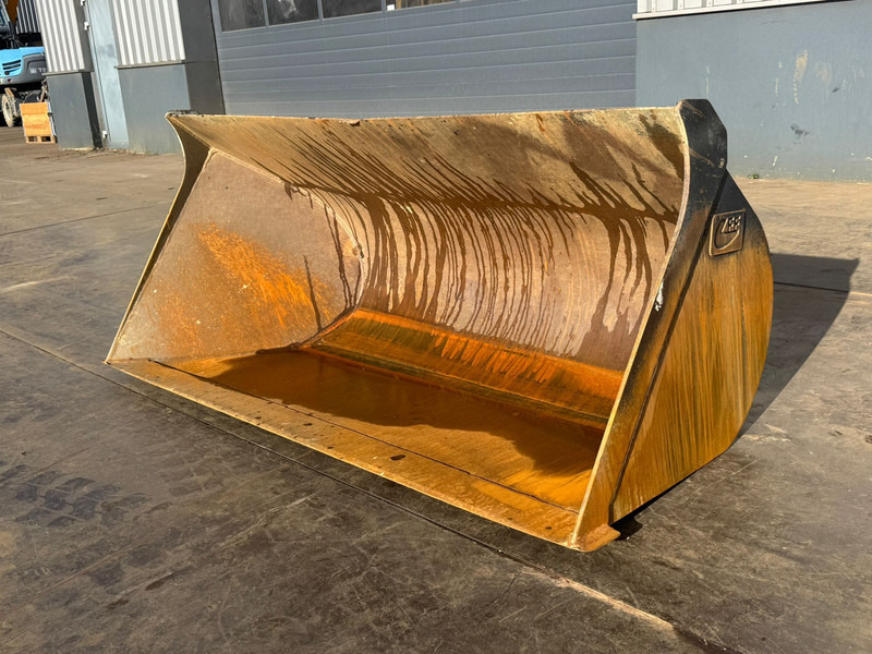 ZFE Side-Tilting bucket for CAT 908 SW - Godet: photos 1 ZFE Side-Tilting bucket for CAT 908 SW - Godet: photos 1