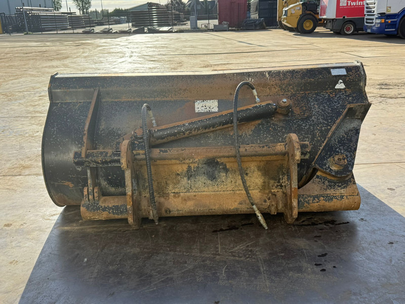 ZFE Side-Tilting bucket for CAT 908 SW - Godet: photos 4 ZFE Side-Tilting bucket for CAT 908 SW - Godet: photos 4