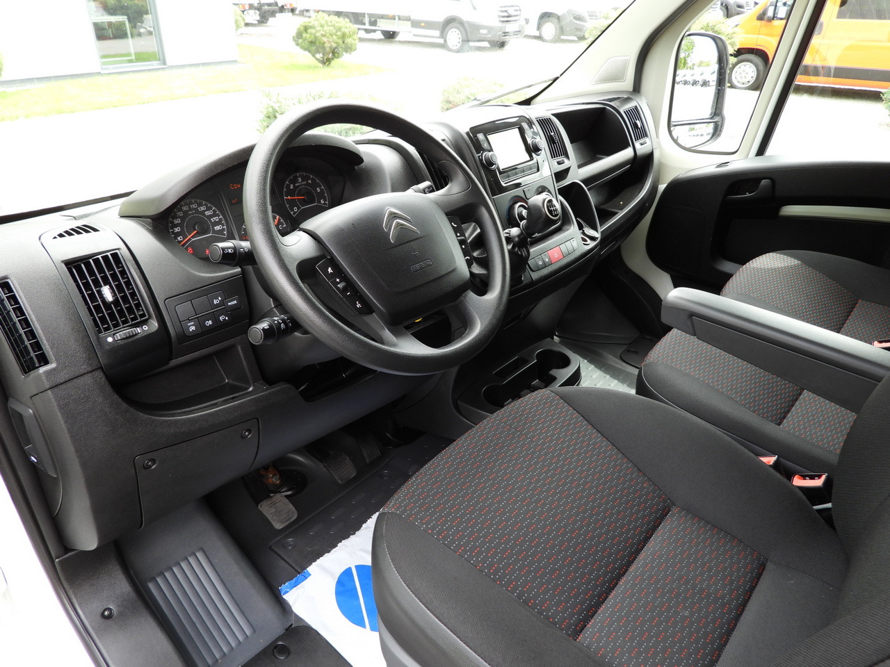 CITROEN JUMPER BOX LIFT 8 PALLETS CRUISE CONTROL NAVIGATION AIR CONDITIONING 165HP - Fourgon grand volume: photos 2 CITROEN JUMPER BOX LIFT 8 PALLETS CRUISE CONTROL NAVIGATION AIR CONDITIONING 165HP - Fourgon grand volume: photos 2