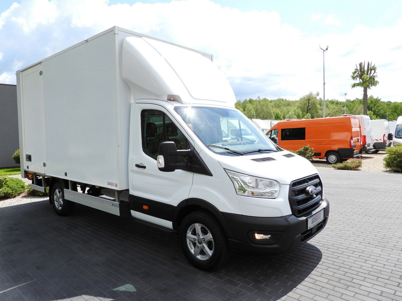 FORD TRANSIT BOX LIFT 8 PALLETS CRUISE CONTROL LED LIGHTS AIR CONDITIONING 130HP - Fourgon grand volume: photos 4 FORD TRANSIT BOX LIFT 8 PALLETS CRUISE CONTROL LED LIGHTS AIR CONDITIONING 130HP - Fourgon grand volume: photos 4