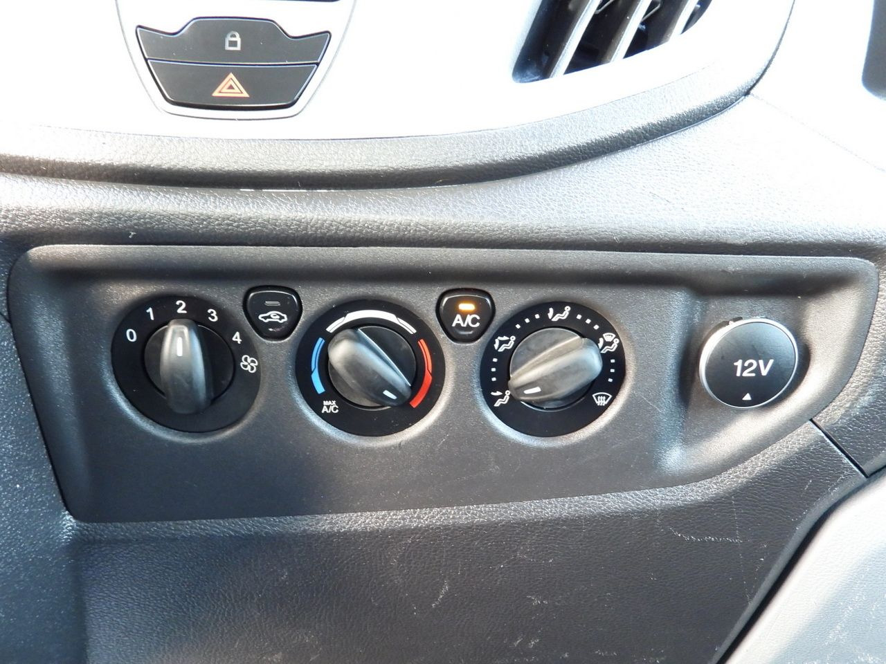 Utilitaire plateau FORD TRANSIT STAKE BODY 8 PALLETS TWIN WHEELS AIR CONDITIONING  155HP: photos 32