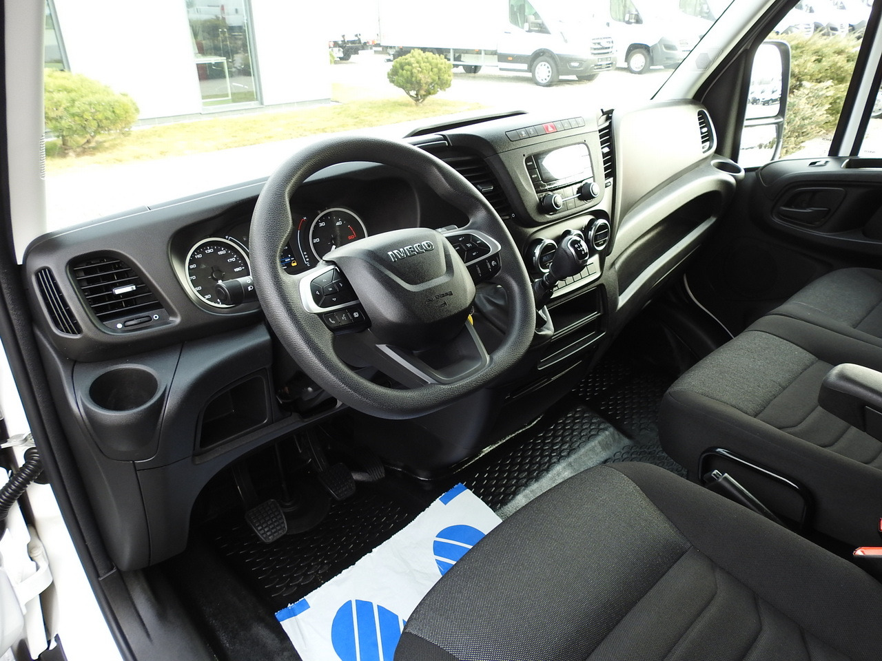 IVECO DAILY 35C16 BOX LIFT 8 PALLETS CRUISE CONTROL TWIN WHEELS AIR CONDITIONING 160HP - Fourgon grand volume: photos 2 IVECO DAILY 35C16 BOX LIFT 8 PALLETS CRUISE CONTROL TWIN WHEELS AIR CONDITIONING 160HP - Fourgon grand volume: photos 2