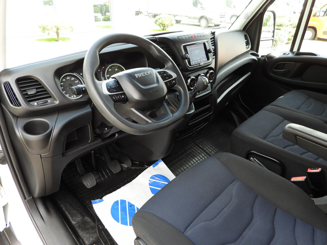 IVECO DAILY 35C16 BOX LIFT 8 PALLETS CRUISE CONTROL TWIN WHEELS AIR CONDITIONING 160HP - Fourgon grand volume: photos 2 IVECO DAILY 35C16 BOX LIFT 8 PALLETS CRUISE CONTROL TWIN WHEELS AIR CONDITIONING 160HP - Fourgon grand volume: photos 2