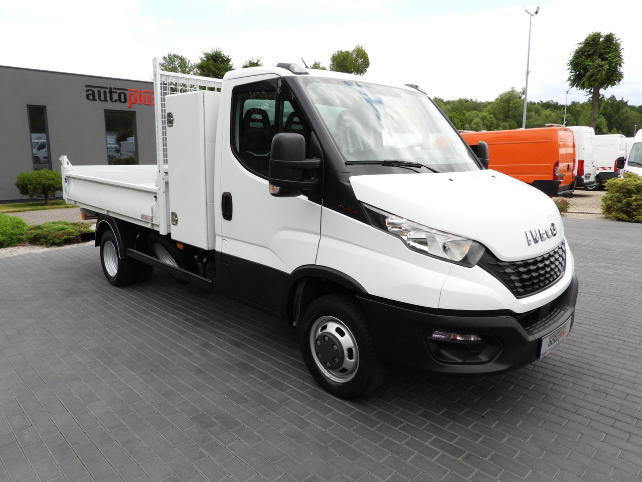 IVECO DAILY 35C16 TIPPER CRUISE CONTROL TWIN WHEELS AIR CONDITIONING 160HP - Utilitaire benne: photos 4 IVECO DAILY 35C16 TIPPER CRUISE CONTROL TWIN WHEELS AIR CONDITIONING 160HP - Utilitaire benne: photos 4