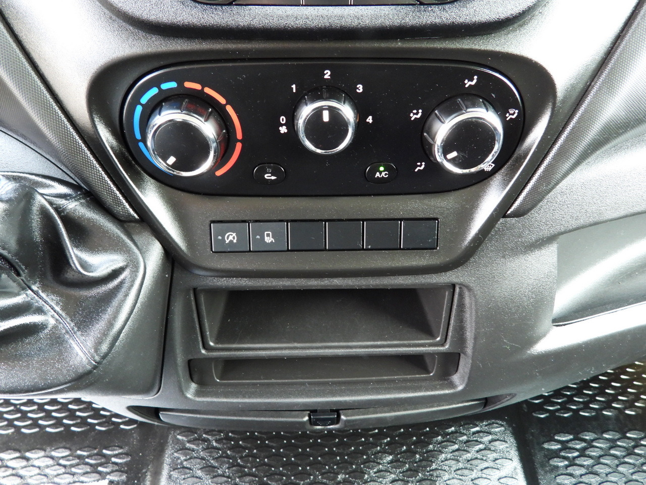 IVECO DAILY 35S12 STAKE BODY DOUBLE CABIN DOKA 7 SEATS AIR CONDITIONING  120HP — crédit-bail IVECO DAILY 35S12 STAKE BODY DOUBLE CABIN DOKA 7 SEATS AIR CONDITIONING  120HP: photos 29