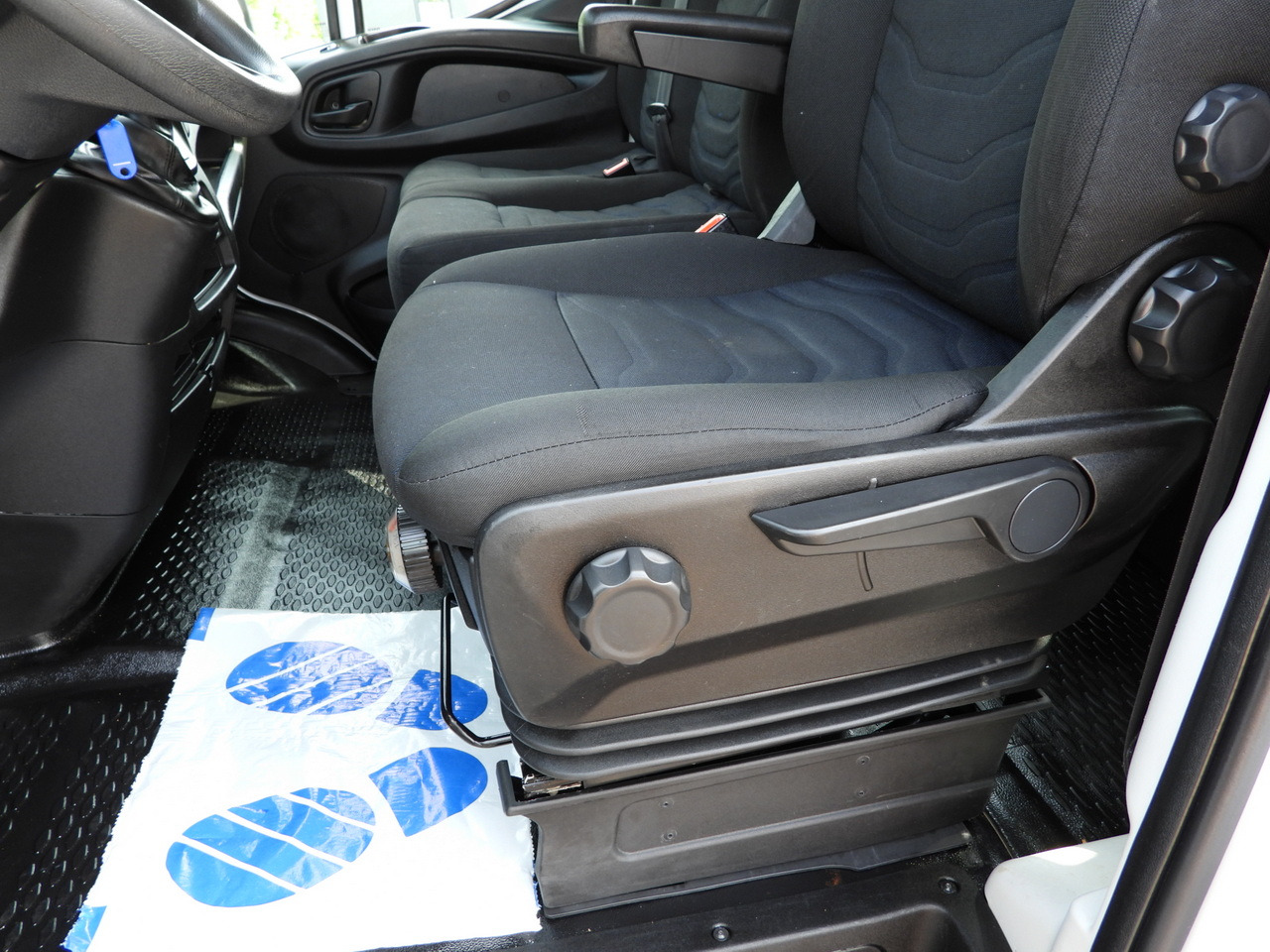 IVECO DAILY 35S12 STAKE BODY DOUBLE CABIN DOKA 7 SEATS AIR CONDITIONING  120HP — crédit-bail IVECO DAILY 35S12 STAKE BODY DOUBLE CABIN DOKA 7 SEATS AIR CONDITIONING  120HP: photos 22