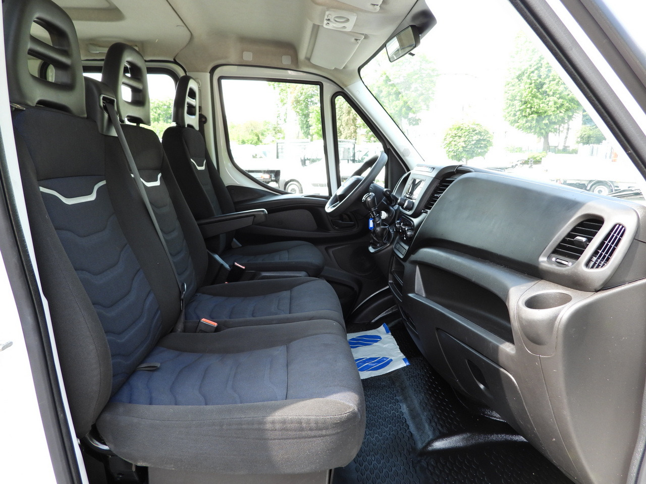 IVECO DAILY 35S12 STAKE BODY DOUBLE CABIN DOKA 7 SEATS AIR CONDITIONING  120HP — crédit-bail IVECO DAILY 35S12 STAKE BODY DOUBLE CABIN DOKA 7 SEATS AIR CONDITIONING  120HP: photos 31