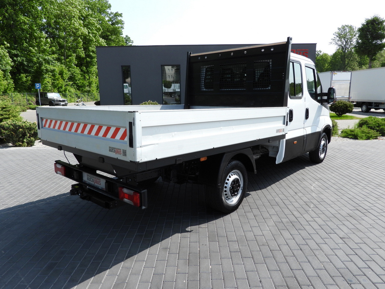 IVECO DAILY 35S12 STAKE BODY DOUBLE CABIN DOKA 7 SEATS AIR CONDITIONING 120HP - Utilitaire plateau: photos 3 IVECO DAILY 35S12 STAKE BODY DOUBLE CABIN DOKA 7 SEATS AIR CONDITIONING 120HP - Utilitaire plateau: photos 3