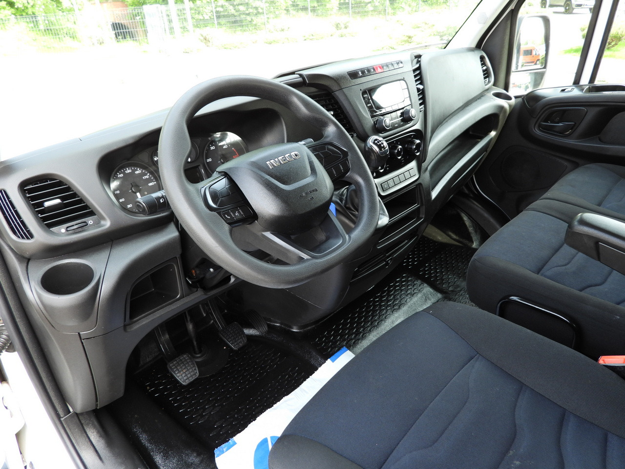 IVECO DAILY 35S12 STAKE BODY DOUBLE CABIN DOKA 7 SEATS AIR CONDITIONING 120HP - Utilitaire plateau: photos 2 IVECO DAILY 35S12 STAKE BODY DOUBLE CABIN DOKA 7 SEATS AIR CONDITIONING 120HP - Utilitaire plateau: photos 2