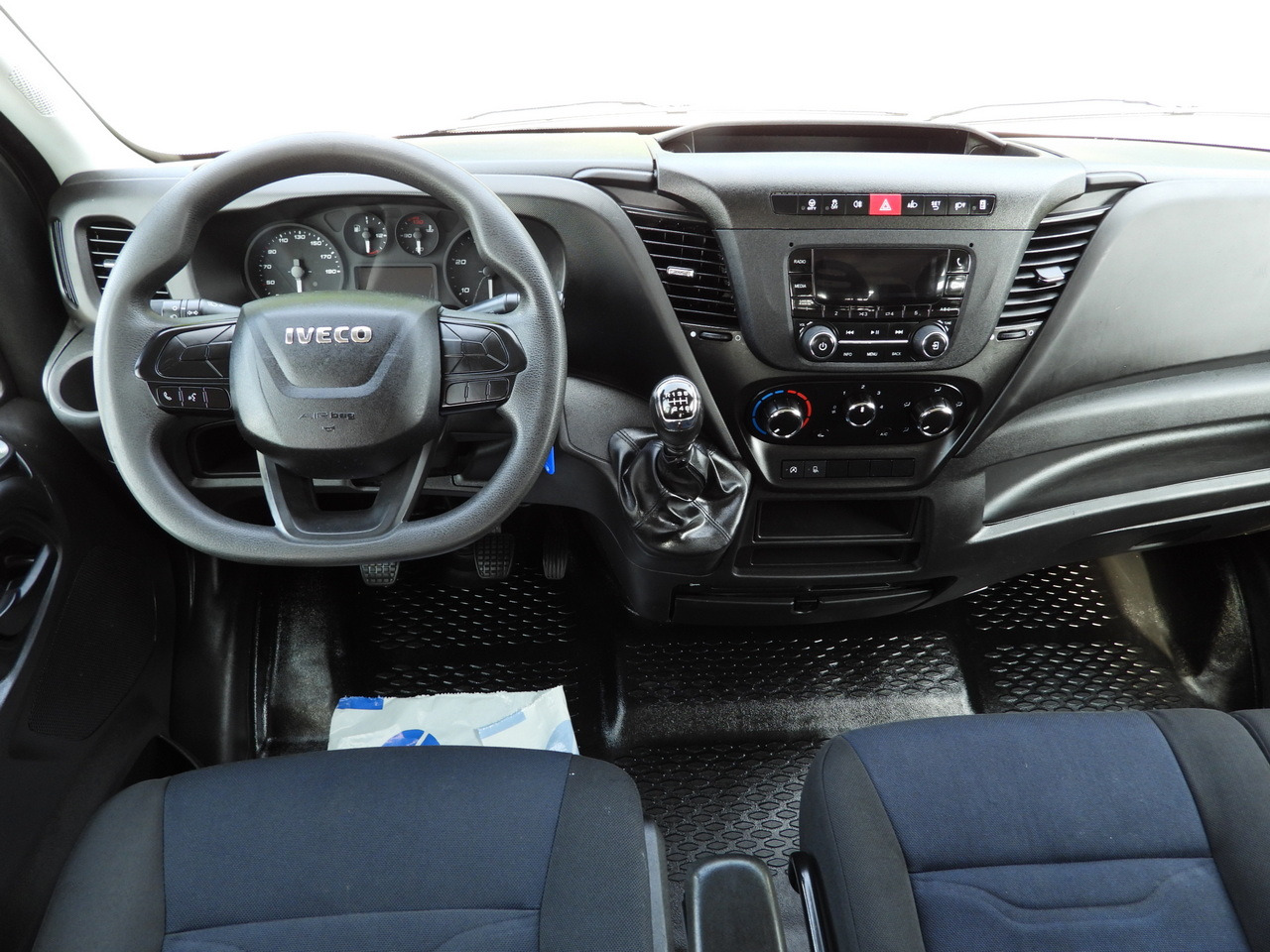 IVECO DAILY 35S12 STAKE BODY DOUBLE CABIN DOKA 7 SEATS AIR CONDITIONING  120HP — crédit-bail IVECO DAILY 35S12 STAKE BODY DOUBLE CABIN DOKA 7 SEATS AIR CONDITIONING  120HP: photos 24