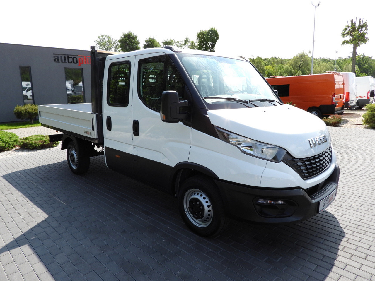 IVECO DAILY 35S12 STAKE BODY DOUBLE CABIN DOKA 7 SEATS AIR CONDITIONING 120HP - Utilitaire plateau: photos 4 IVECO DAILY 35S12 STAKE BODY DOUBLE CABIN DOKA 7 SEATS AIR CONDITIONING 120HP - Utilitaire plateau: photos 4